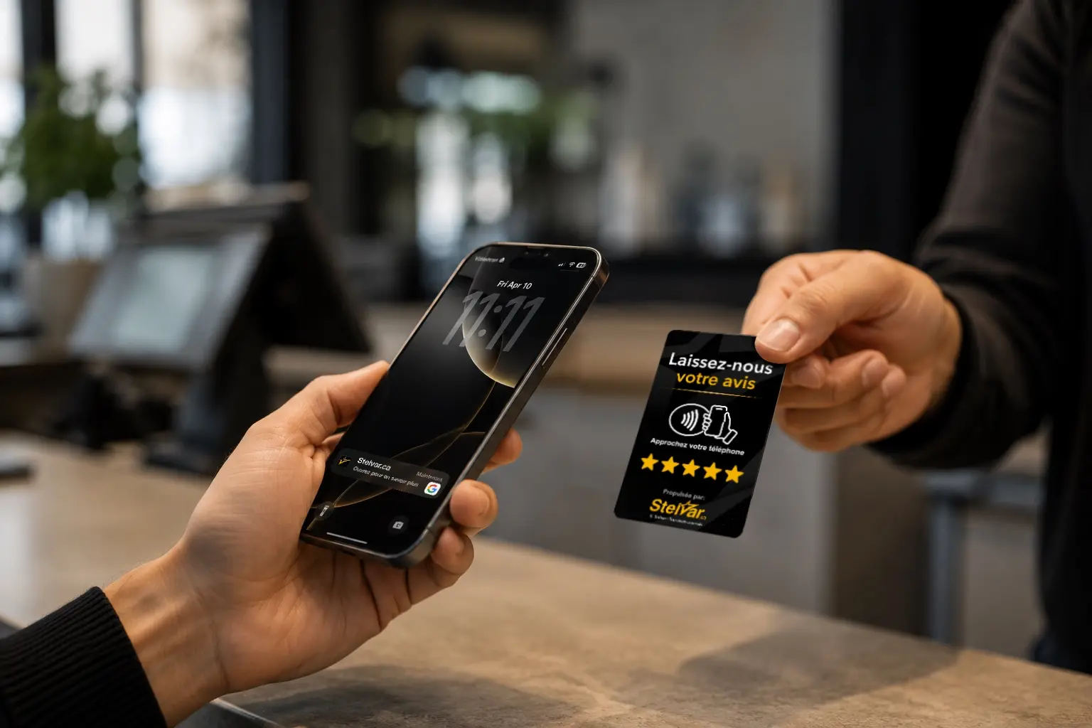 Client qui scanne une carte NFC Stelvar